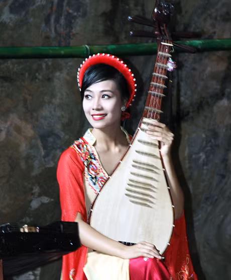 Quãng nghỉ của người nghệ sĩ đàn tỳ bà tại buổi hòa tấu nhạc dân tộc trong Hang Đầu Gỗ trong khuôn khổ Festival Âm nhạc mới Á - Âu 2014, ngày 11-10-2014.
