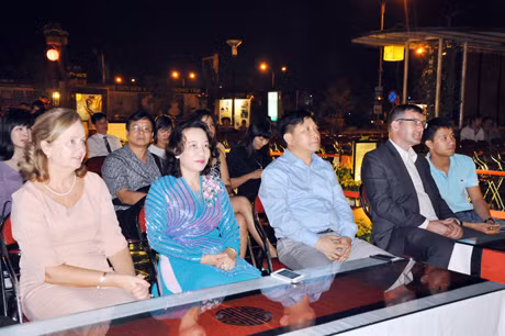 Đồng chí Vũ Thị Thu Thủy, Phó Chủ tịch UBND tỉnh tham dự chương trình.