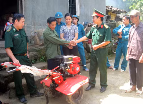 tặng máy móc và công cụ lao động cho đồng bào phát triển sản xuất (ảnh 5).