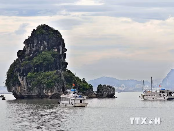 Hòn Ấm trên Vịnh Hạ Long
