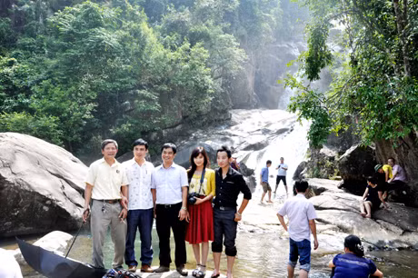 Ông Trần Nhuận Vinh (người đứng giữa) tham quan thác Khe Vằn trong chuyến khảo sát điểm đến du lịch ở Bình Liêu.