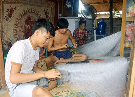 Người dân Tiến Tới đan lưới phục vụ nhu cầu đánh bắt thuỷ sản trên địa bàn.