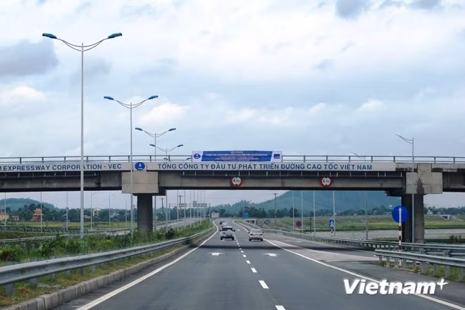 Phương tiện đi lại trên tuyến cao tốc Nội Bài-Lào Cai đã đưa vào khai thác và vận hành. (Ảnh: Việt Hùng/Vietnam+)