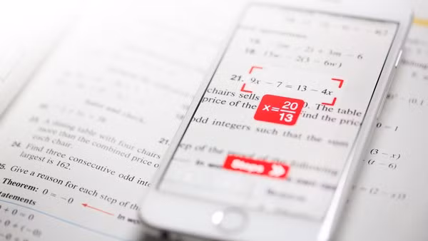 PhotoMath sẽ mang đến đáp án cho bài toán được bạn chụp lại trong phạm vi khung màu đỏ trên màn hình ứng dụng. Ứng dụng này hoạt động tốt nhất với các nội dung được chụp từ giấy in.
