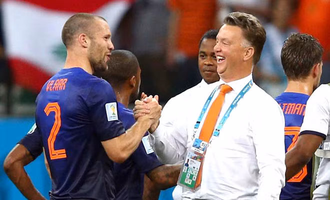Vlaar (trái) là người rất thấu hiểu những ý tưởng chiến thuật của van Gaal