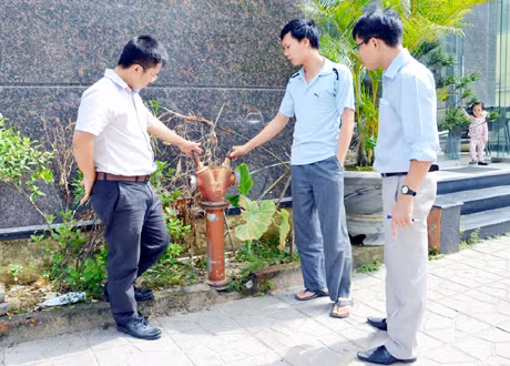 Phía dưới các chung cư cao tầng, các họng nước chữa cháy cũng trong tình trạng không được bảo dưỡng, kiểm tra định kỳ, dẫn đến han gỉ, bạc màu, nằm khuất trong lùm cây, có thể gây khó khăn cho công tác chữa cháy.