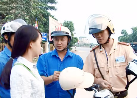 Đội thanh niên xung kích 3 lực lượng tham gia đảm bảo TTATGT huyện Tiên Yên tuyên truyền cho học sinh quy định về đội mũ bảo hiểm khi tham gia giao thông.