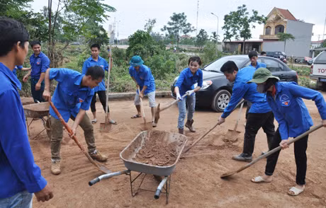 CBCS các đơn vị LLVT và thanh niên tình nguyện khắc phục hậu quả do vỡ đập gây ra tại Trung tâm Y tế huyện Đầm Hà.