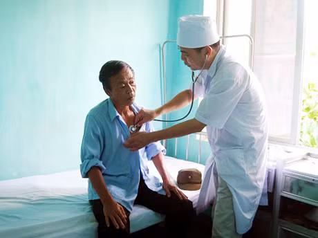 Bác sĩ Bệnh viện Đa khoa khu vực Cẩm Phả khám, chữa bệnh và cấp thuốc miễn phí cho cựu chiến binh phường Cẩm Thịnh.