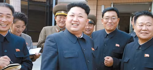 Rodong Shinmun hôm 22/10 đưa tin lãnh đạo Triều Tiên Kim Jong-un, (chính giữa), thăm khu nghỉ dưỡng dành cho các nhà khoa học gần Hồ Yonpung, tỉnh Nam Pyongan. Ông Kim cười giữa đoàn tùy tùng, nhưng ông Ma Won-chun, kiến trúc sư chính thiết kế khu nghỉ dưỡng, cựu trợ lý của ông Kim, biến mất khỏi nhóm. Ảnh: News1