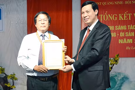 Đồng chí Nguyễn Đức Long, Phó Bí thư Tỉnh ủy, Chủ tịch HĐND tỉnh trao Huy chương Vàng cho tác giả Vũ Thành Chung.