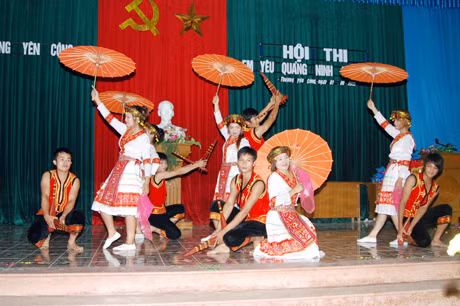 Một tiết mục văn nghệ trong Hội thi “Em yêu Quảng Ninh” do Đoàn Thanh niên xã Thượng Yên Công (TP Uông Bí) biểu diễn. (Ảnh do Đoàn TN xã cung cấp)