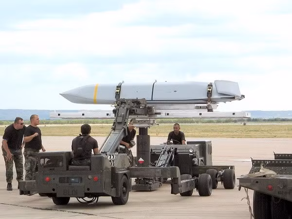 Tên lửa hành trình AGM-158 JASSM. (Nguồn: www.defenseindustrydaily.com)