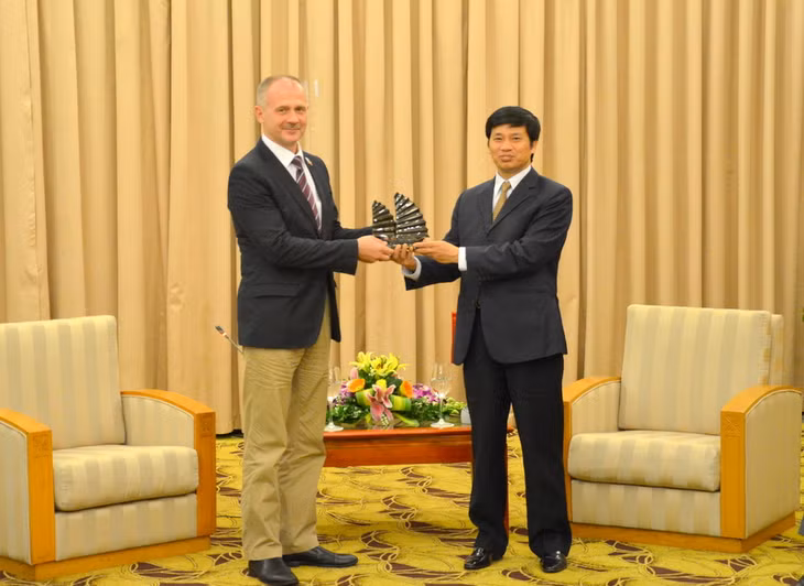 Đồng chí Phạm Văn Điệt, Tỉnh ủy viên, Chủ tịch Ủy ban MTTQ tỉnh tặng quà lưu niệm cho đoàn Hiệp hội Thị trưởng các thành phố Cấm ROSATOM, Liên bang Nga.