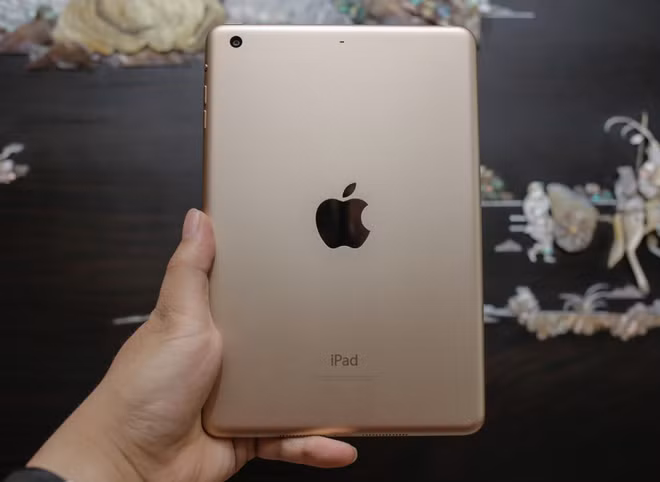 Phía sau máy vẫn là camera 5 megapixel thay vì 8 megapixel như model màn hình lớn.