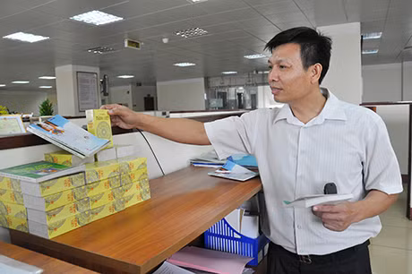 Các cuốn sách vi phạm bày bán trên thị trường bị lực lượng chức năng thu giữ.