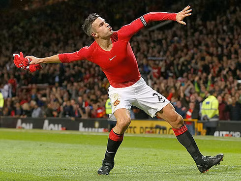 Hành động ăn mừng bị cho là ngu xuẩn của Van Persie