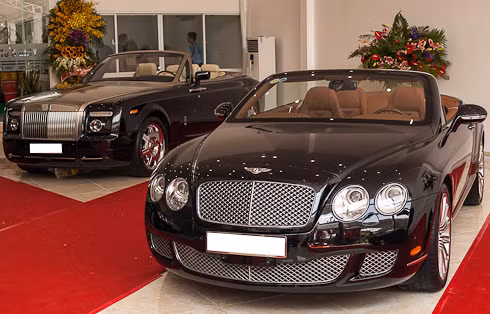 Phantom Drophead Coupe ngoài cùng bên trái đọ dáng cùng GTC Speed.