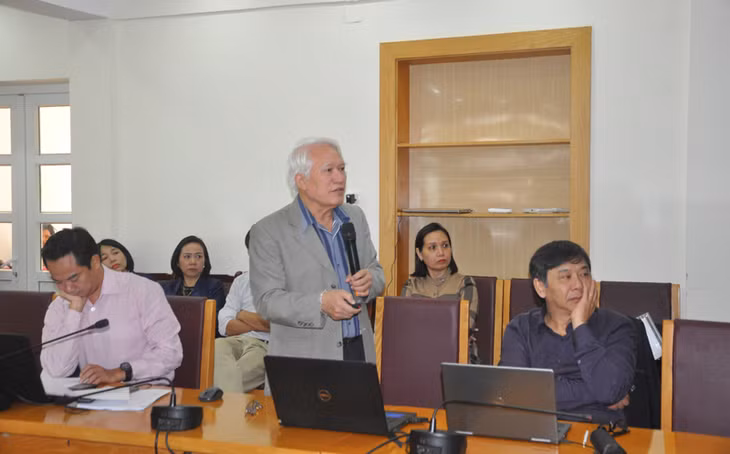 PGS.TS Nguyễn Chu Hồi trình bày tham luận tại hội thảo