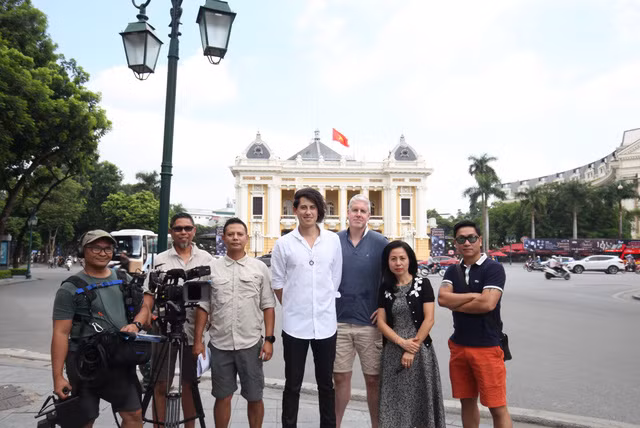 Đoàn làm phim đến Hà Nội