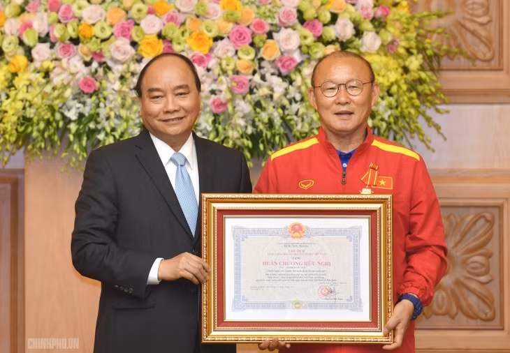 Thủ tướng trao Huân chương Hữu nghị cho HLV Park Hang-seo. Ảnh: VGP/Quang Hiếu