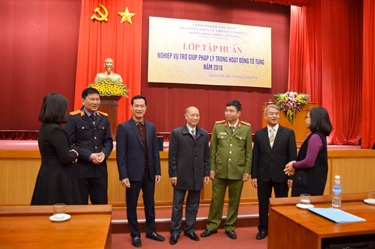 Các đại biểu trao đổi bên lề hội nghị tập huấn nghiệp vụ TGPL trong hoạt động tố tụng năm 2018. Ảnh Nguyễn Chiến