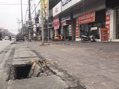 Mặt vìa hè bị vỡ, lắp cống bị mất nhưng không thấy được sửa chữa 