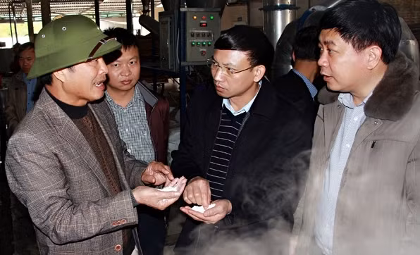Anh Nguyễn Xuân Bách (đội mũ) giới thiệu sản phẩm với đại biểu tỉnh Quảng Ninh