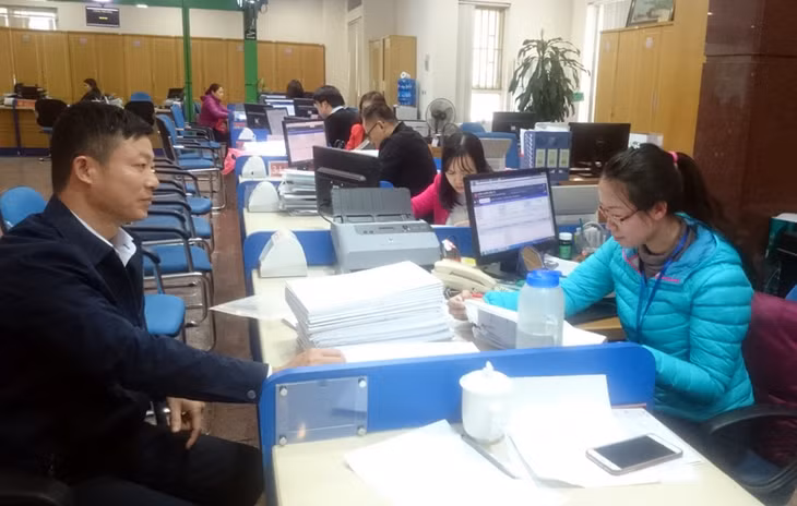 Cán bộ Sở TN&MT giải quyết thủ tục hành chính tại Trung tâm hành chính công tỉnh
