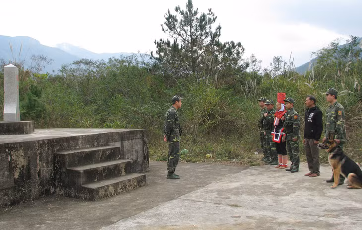 Chiến sĩ biên phòng, cán bộ dân quân tự vệ và người dân xã Hoành Mô cùng tham gia tuần tra bảo vệ đường biên, mốc giới.