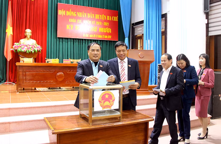 Các đại biểu bỏ phiếu tín nhiệm đối với các chức danh do HĐND huyện bầu.