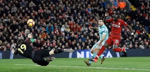  Mane trừng phạt sai lầm của hàng thủ Arsenal.
