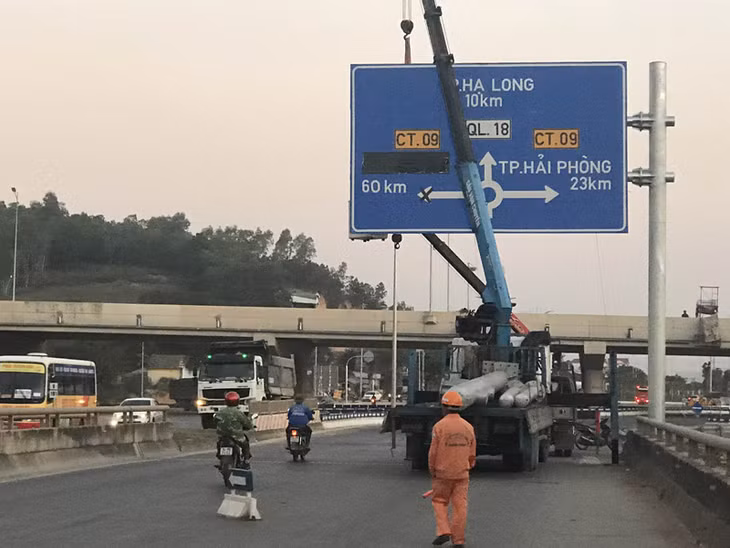 Đơn vị quản lý đường cao tốc tiến hành lắp đặt biển chỉ dẫn giao thông đi vào tuyến cao tốc Hạ Long-Hải Phòng