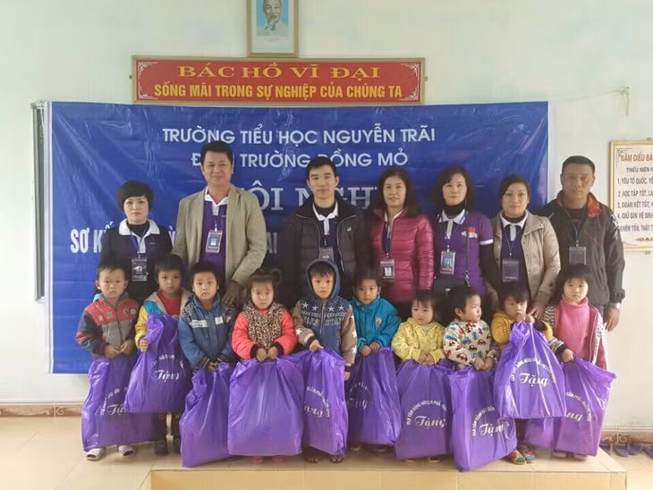Các thành viên CLB “Tâm bằng hữu” trong một chuyến thăm, tặng quà học sinh điểm trường Đồng Mỏ, phường Mông Dương.