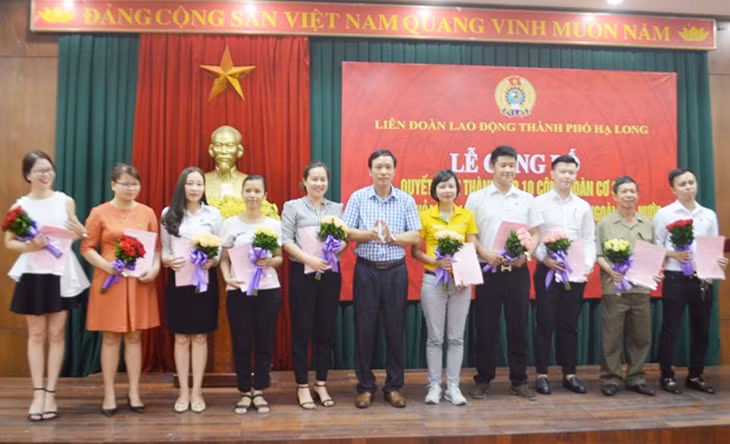 Đại diện CĐCS các doanh nghiệp trên địa bàn TP Hạ Long tại buổi lễ ra mắt và nhận quyết định thành lập trong Tháng Công nhân năm 2018.