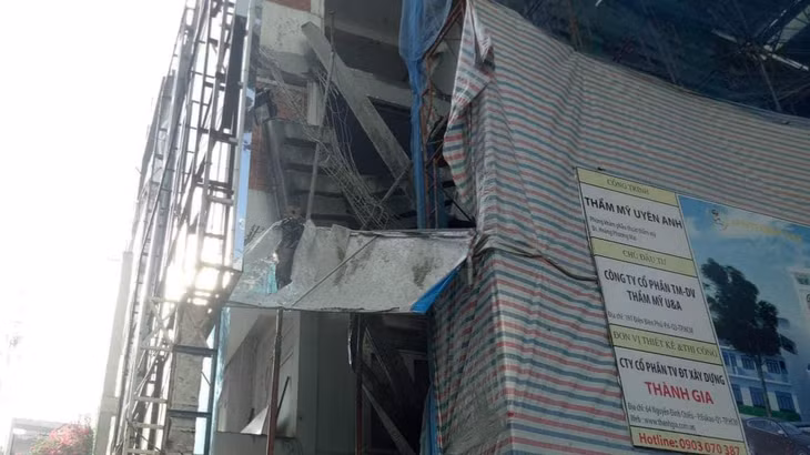 Khu vực giàn giáo bị đổ sập khiến 3 người thương vong.