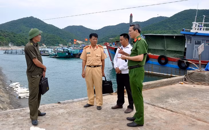 Công an huyện Cô Tô và Công an xã Thanh Lân vận động ngư dân tích cực tham gia thực hiện mô hình “Đảm bảo chủ quyền biên giới trên biển và TTATXH”.