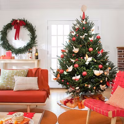 Trang trí cây thông Noel, đèn treo trong nhà cần đặc biệt chú ý các nguyên tắc an toàn. Ảnh: Solochiro.