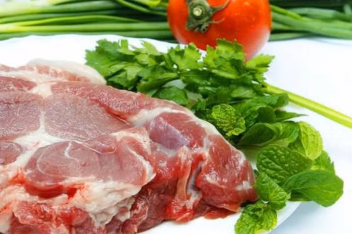 Thit lợn là thực phẩm phổ biến trong bữa ăn của người Việt.