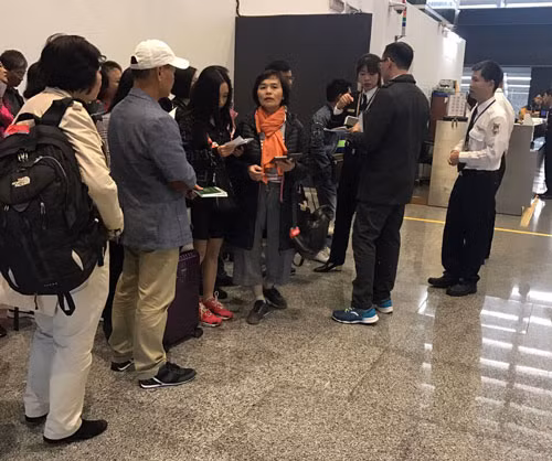 Đoàn khách Việt nhập cảnh Đài Loan hôm 26/12 bằng visa Quan Hồng. Ảnh: Nguyễn Thị Yến.