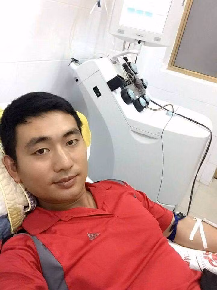 Tình nguyện viên của CLB Ngân hàng máu sống Quảng Ninh hiến tiểu cầu tại Bệnh viện Đa khoa tỉnh.