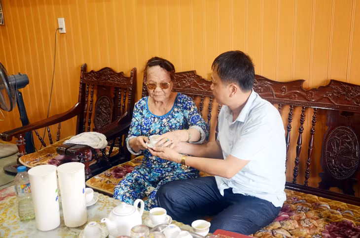 Bà mẹ VNAH Nguyễn Thị Phường, khu Yên Lâm 1, phường Đức Chính, TX Đông Triều, thường xuyên được cán bộ Phòng LĐ-TB&XH thị xã quan tâm, thăm hỏi, động viên.