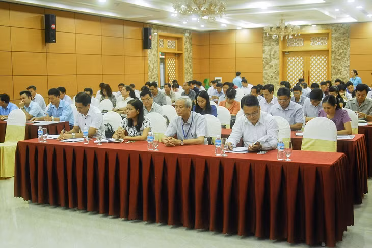 Các cán bộ MTTQ cấp huyện tham gia hội nghị tập huấn triển khai công tác lấy phiếu khảo sát đánh giá của người dân về Chỉ số PAPI.