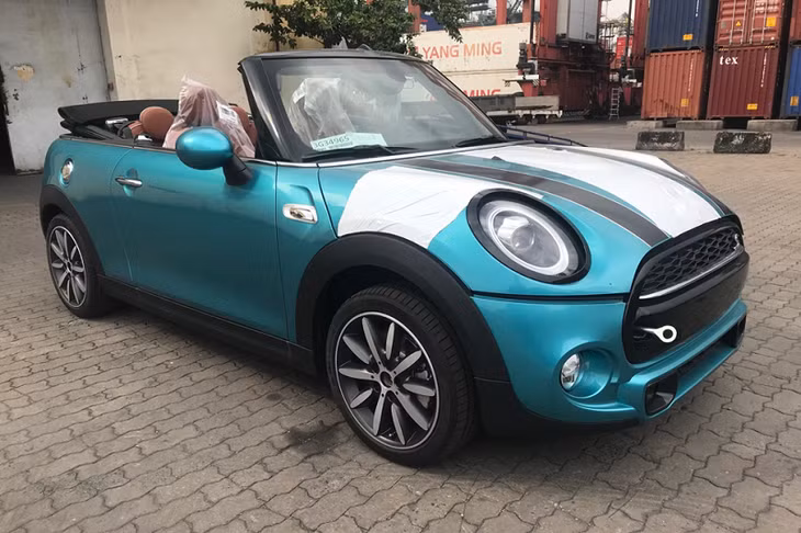 MINI Cooper S Convertible đang nằm ngoài cảng.