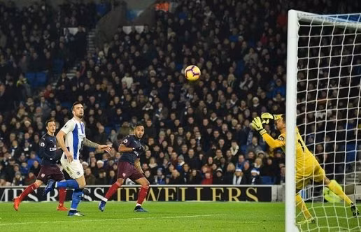  Aubameyang tiếp tục thể hiện duyên ghi bàn.