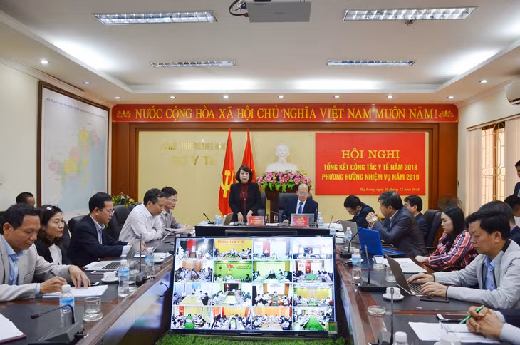 Đồng chí Vũ Thị Thu Thủy, Phó Chủ tịch UBND tỉnh, tặng quà cho trẻ em thuộc gia đình có hoàn cảnh có khăn tại phường Quang Trung, TP Uông Bí.