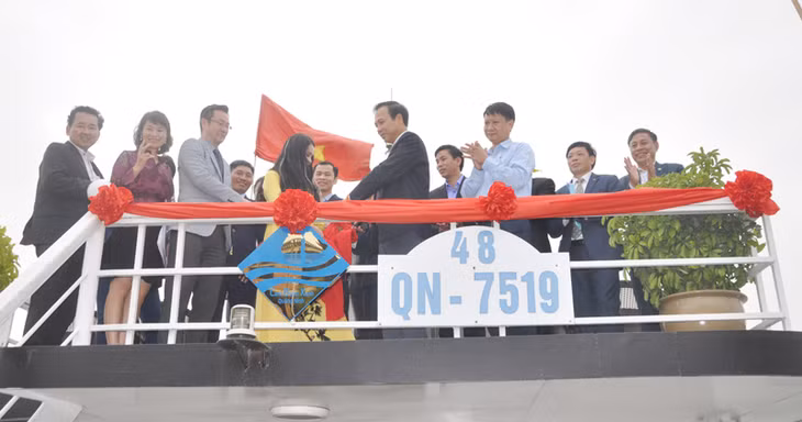 Đồng chí Đặng Huy Hậu, Phó Chủ tịch Thường trực UBND tỉnh trao nhãn sinh thái Cánh buồm xanh cho đại diện lãnh đạo 2 t