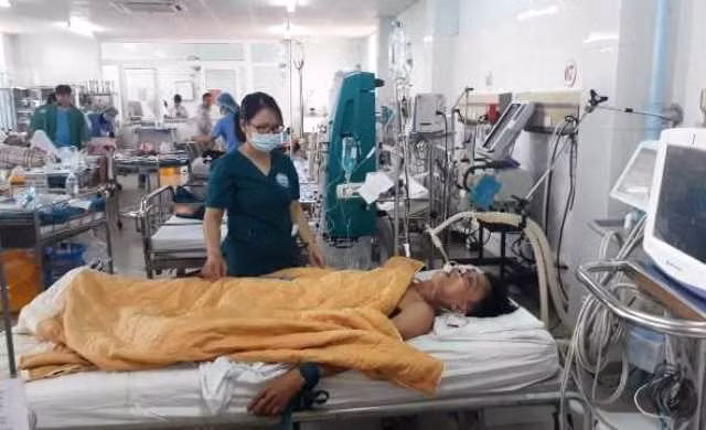 Ông Nguyễn Văn Nhật đang điều trị tại Khoa Hồi sức tích cực - chống độc, Bệnh viện đa khoa tỉnh Quảng Trị.