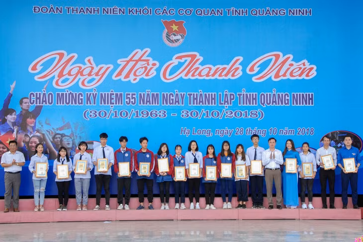 Đoàn Thanh niên Khối các cơ quan tỉnh biểu dương 17 tài năng trẻ tại Ngày hội Thanh niên 2018.
