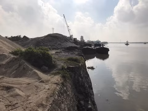 Một điểm tập kết vật liệu xây dựng trái phép trên địa bàn TX Quảng Yên 